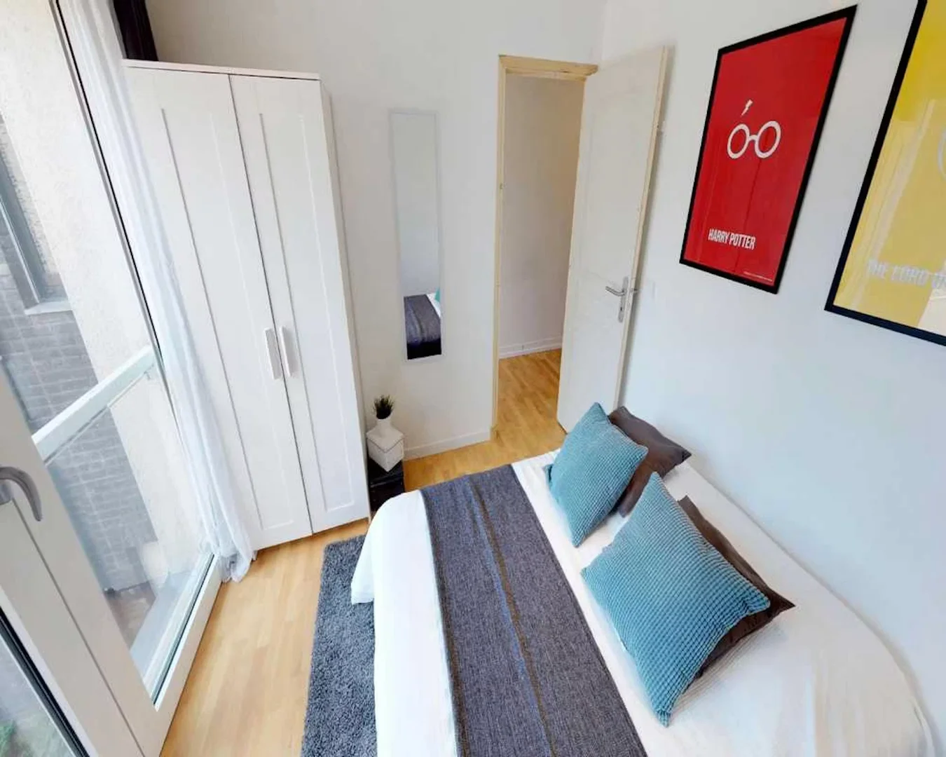 Chambre conviviale pour les étudiants dans  avec des équipements modernes