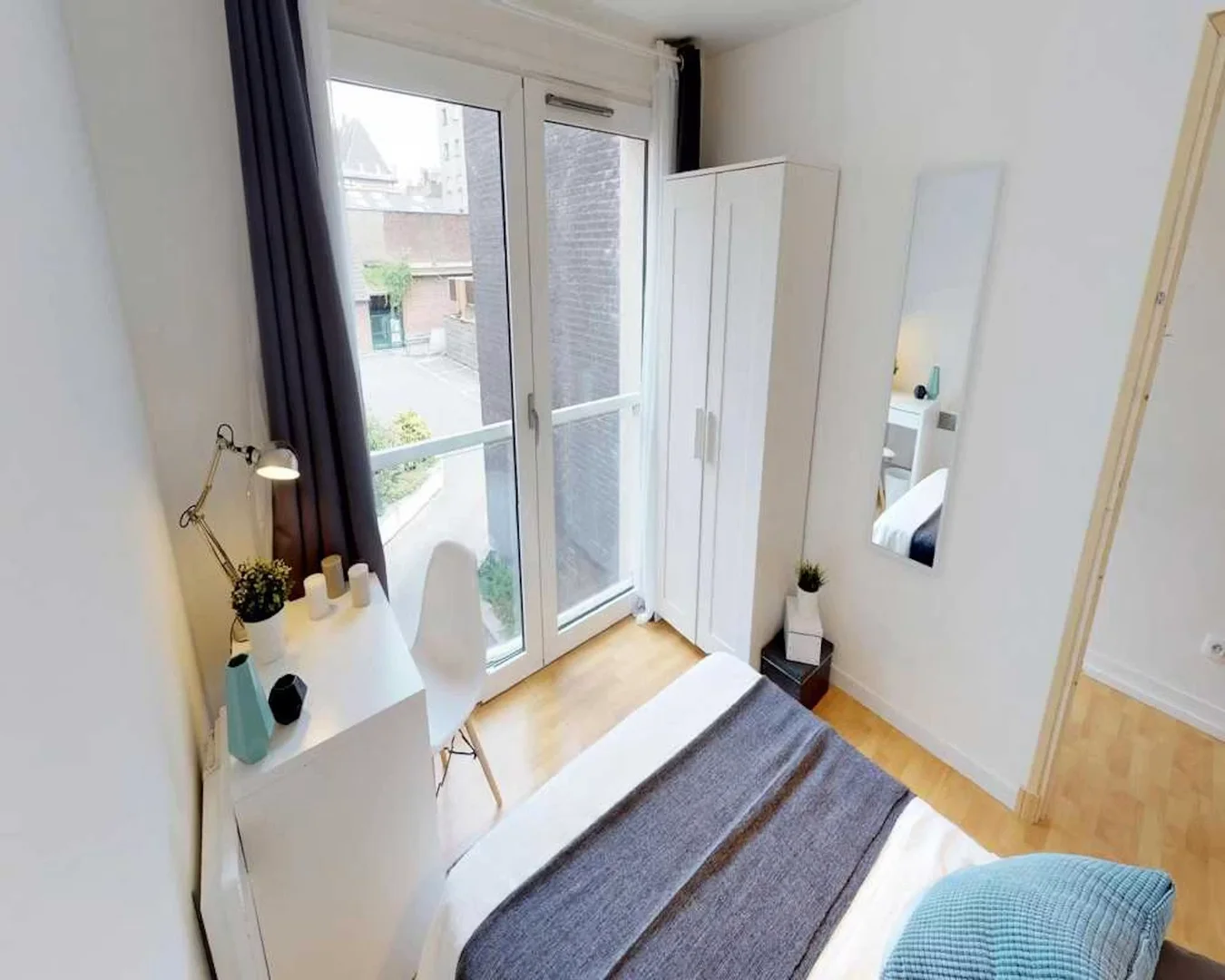 Chambre d'étudiant à  avec espace d'étude et installations communes