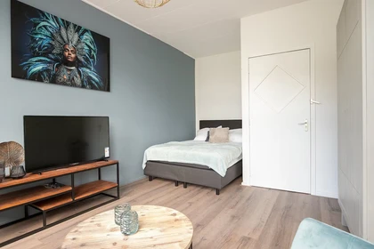 Quarto para alugar com cama de casal em Roterdão