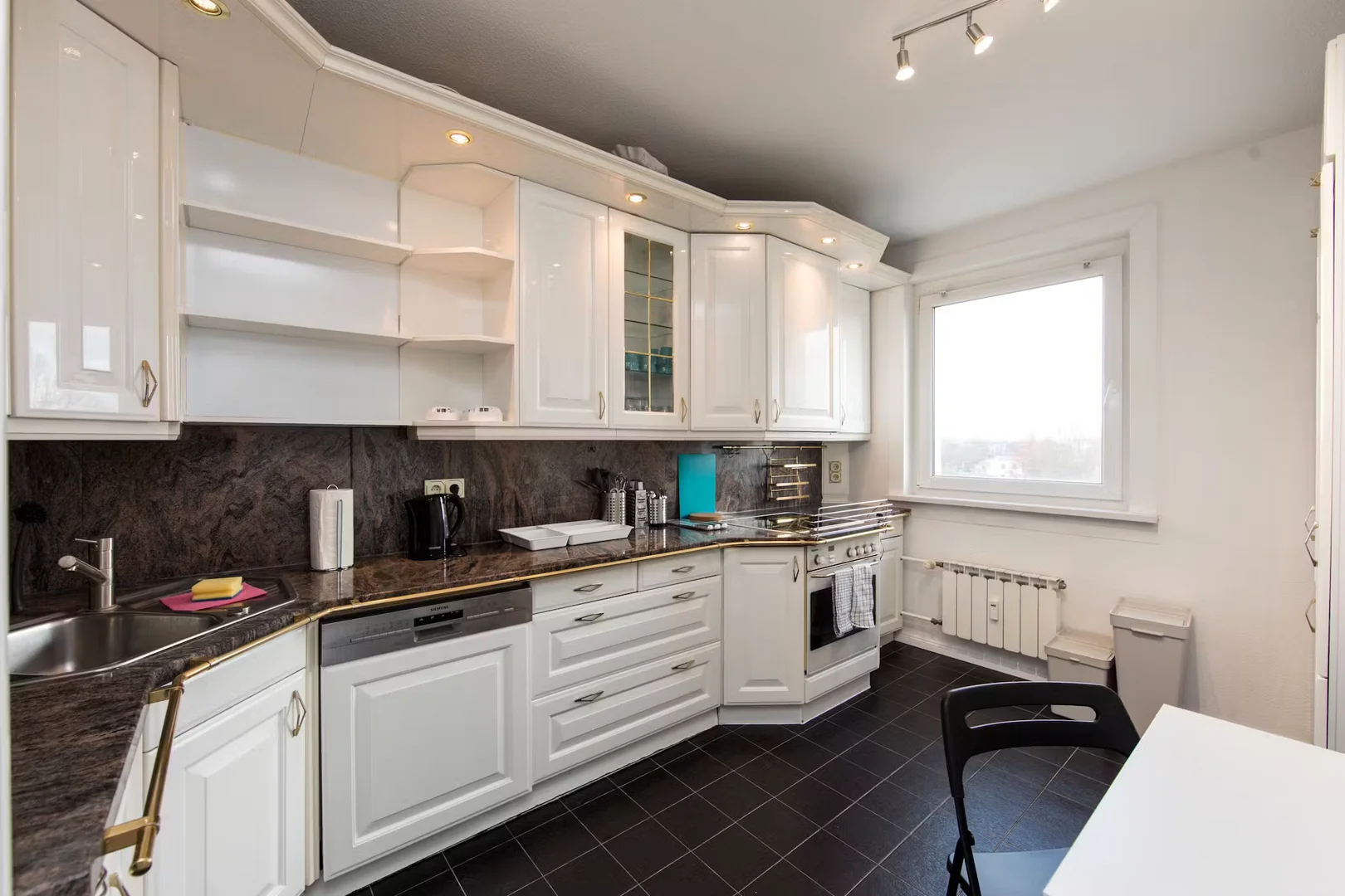 Bright and airy student room with easy university access in 