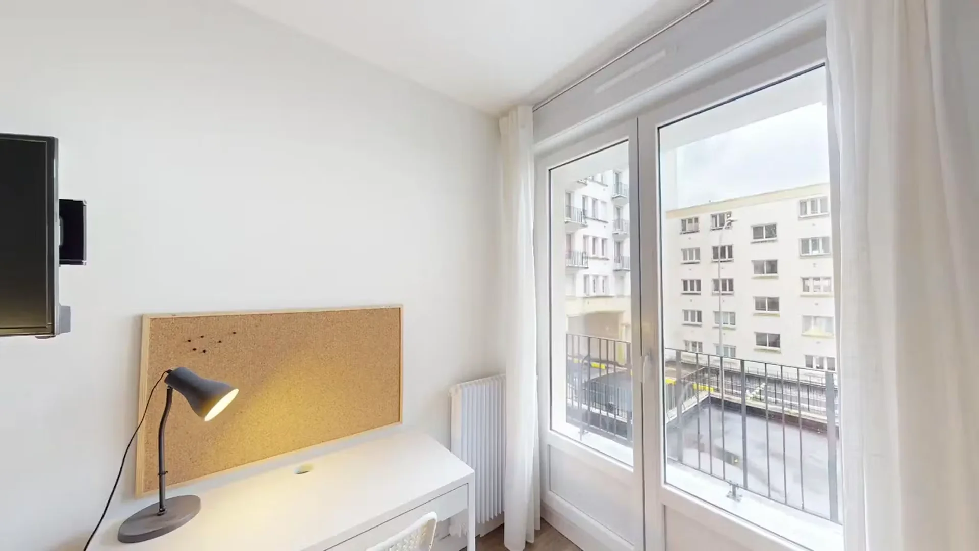Habitación estudiantil luminosa y aireada con fácil acceso a la universidad en 