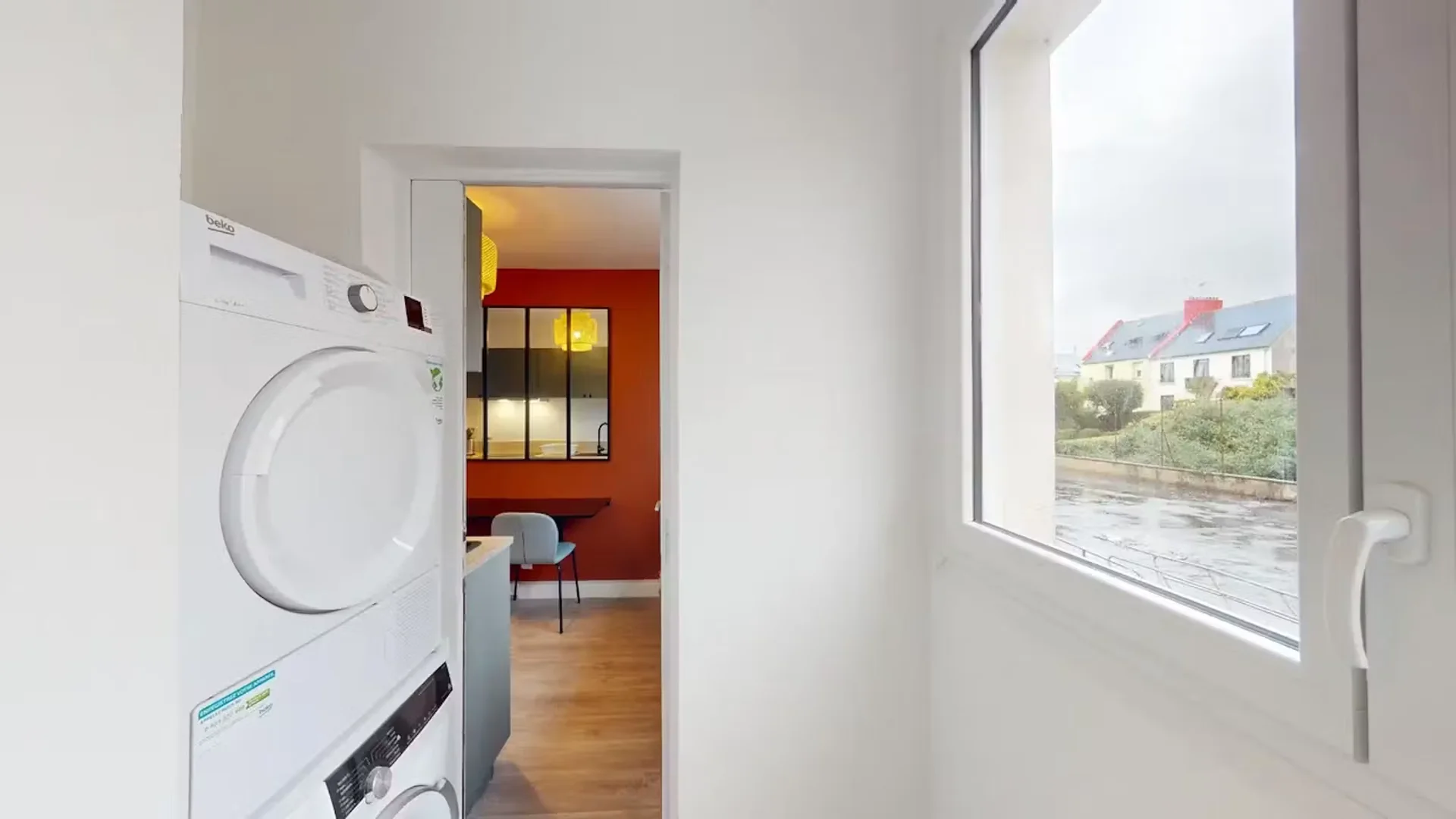 Habitación estudiantil luminosa y aireada con fácil acceso a la universidad en 