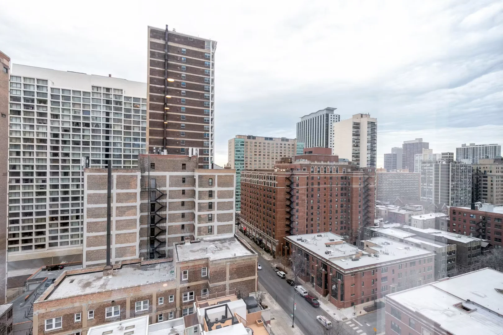 West Belmont Avenue, Lake View East