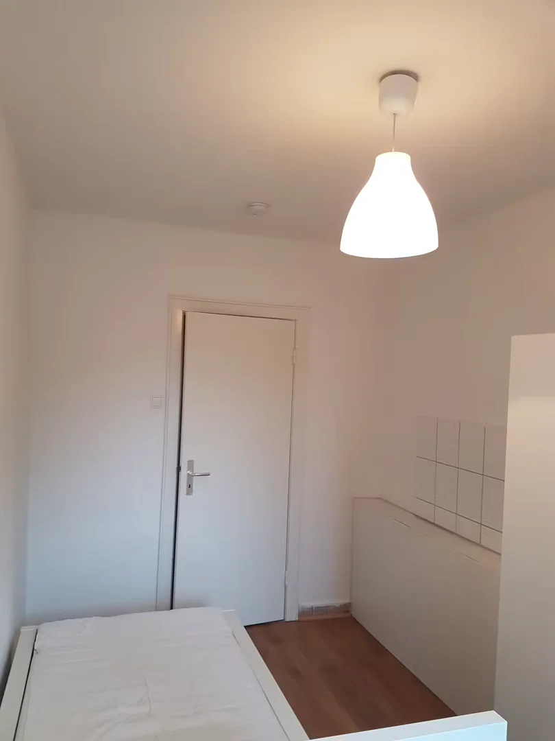 Stanza economica per studenti con ampia illuminazione in 