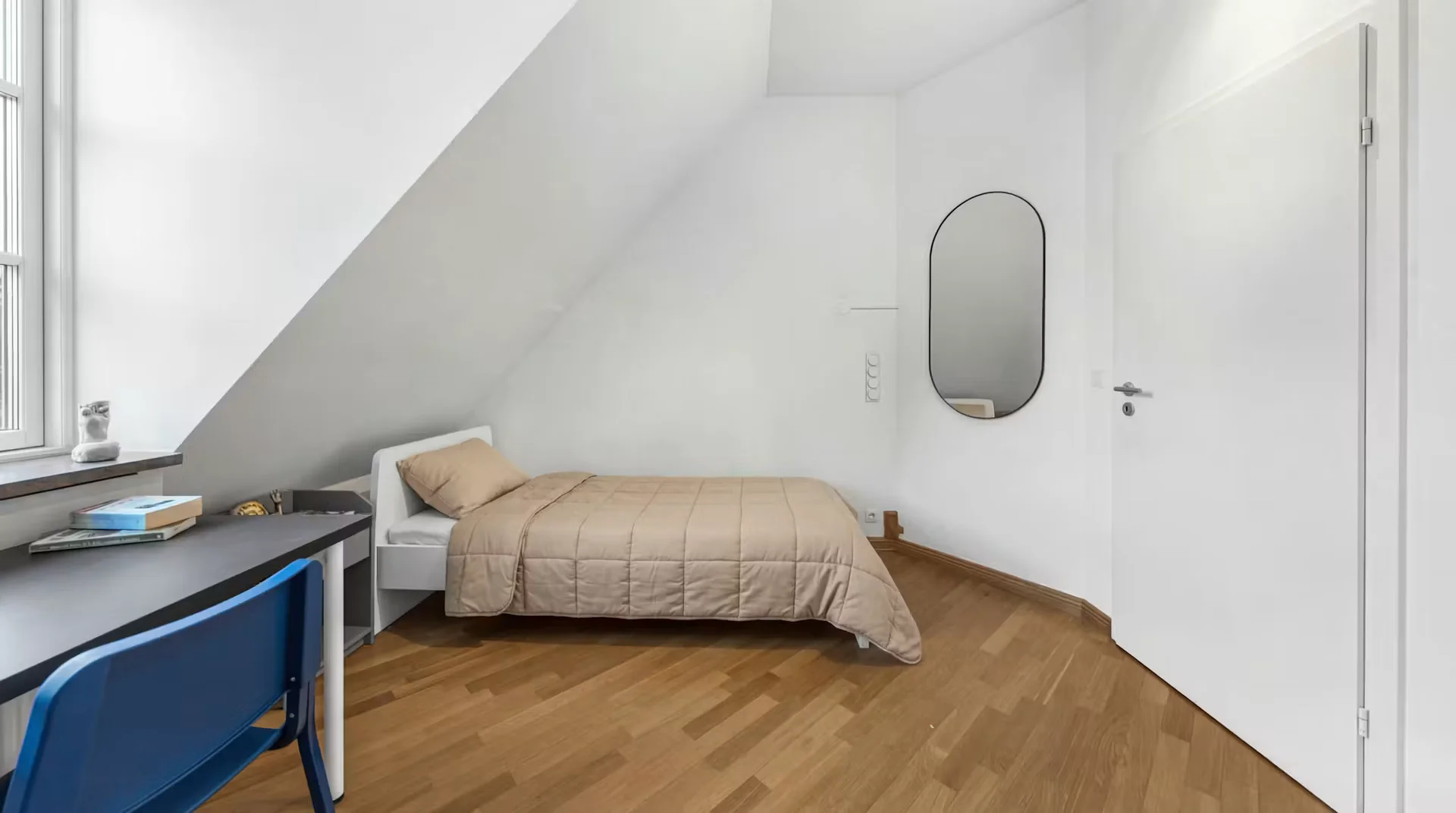 Studentenzimmer in  mit Arbeitsbereich und Gemeinschaftseinrichtungen