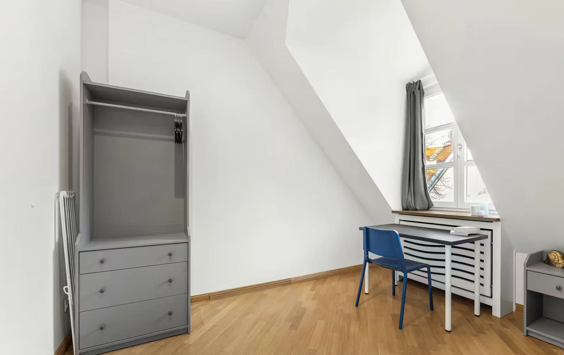 Studentenzimmer in  mit Arbeitsbereich und Gemeinschaftseinrichtungen