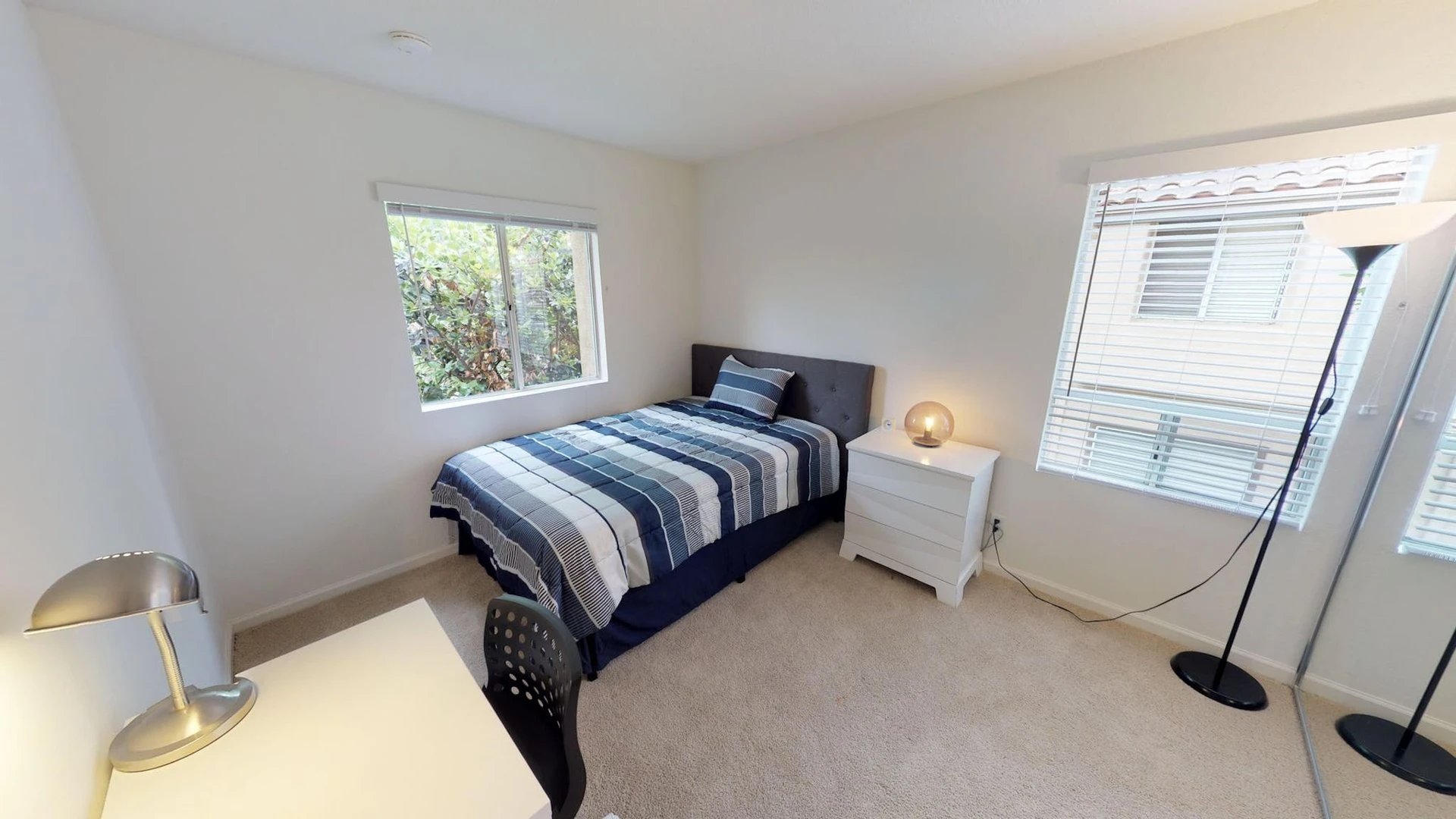 Room for rent with double bed San Diego