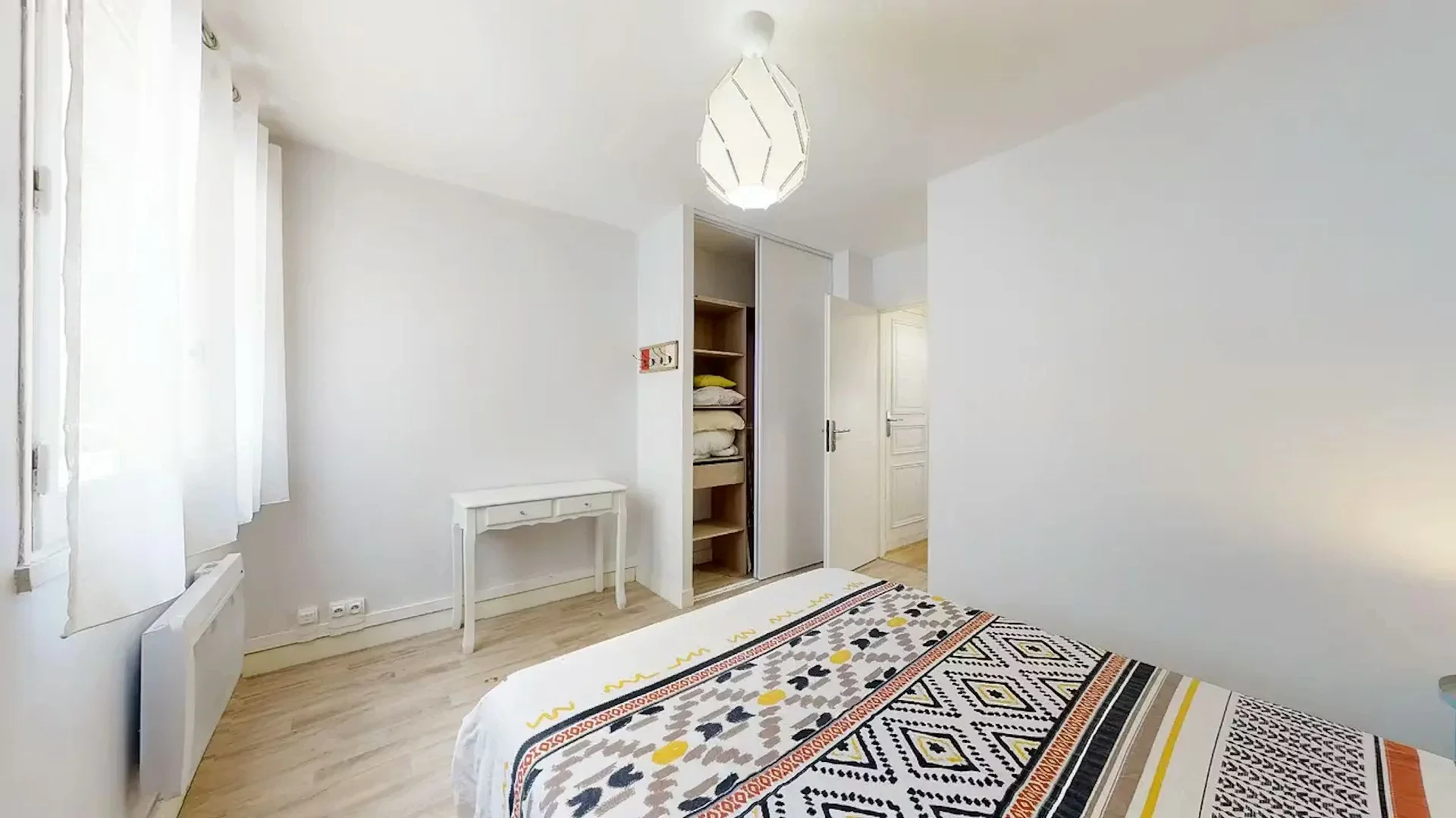 Chambre d'étudiant économique avec emplacement pratique dans