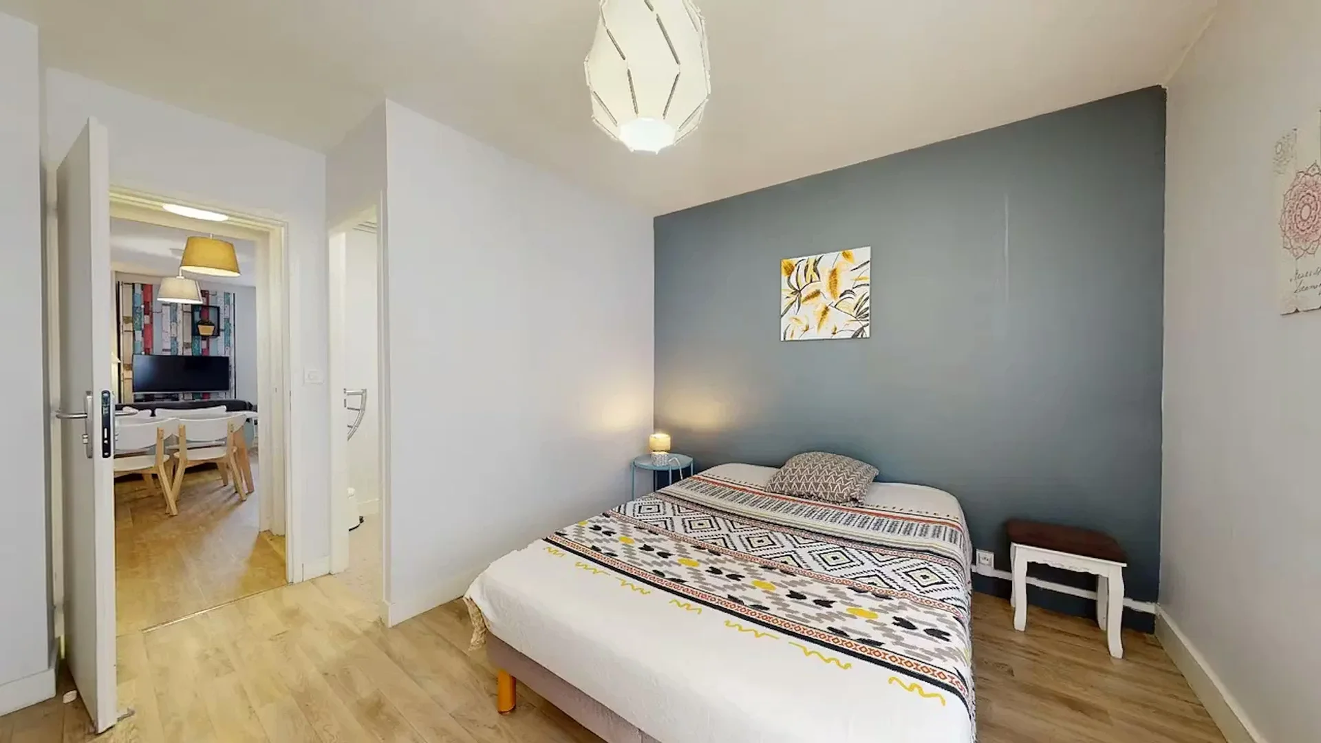 Chambre d'étudiant lumineuse et aérée avec accès facile à l'université dans