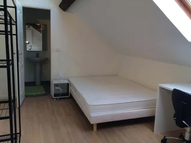 Privatzimmer in der 95000 Boisemont, France, bild 1 von 7