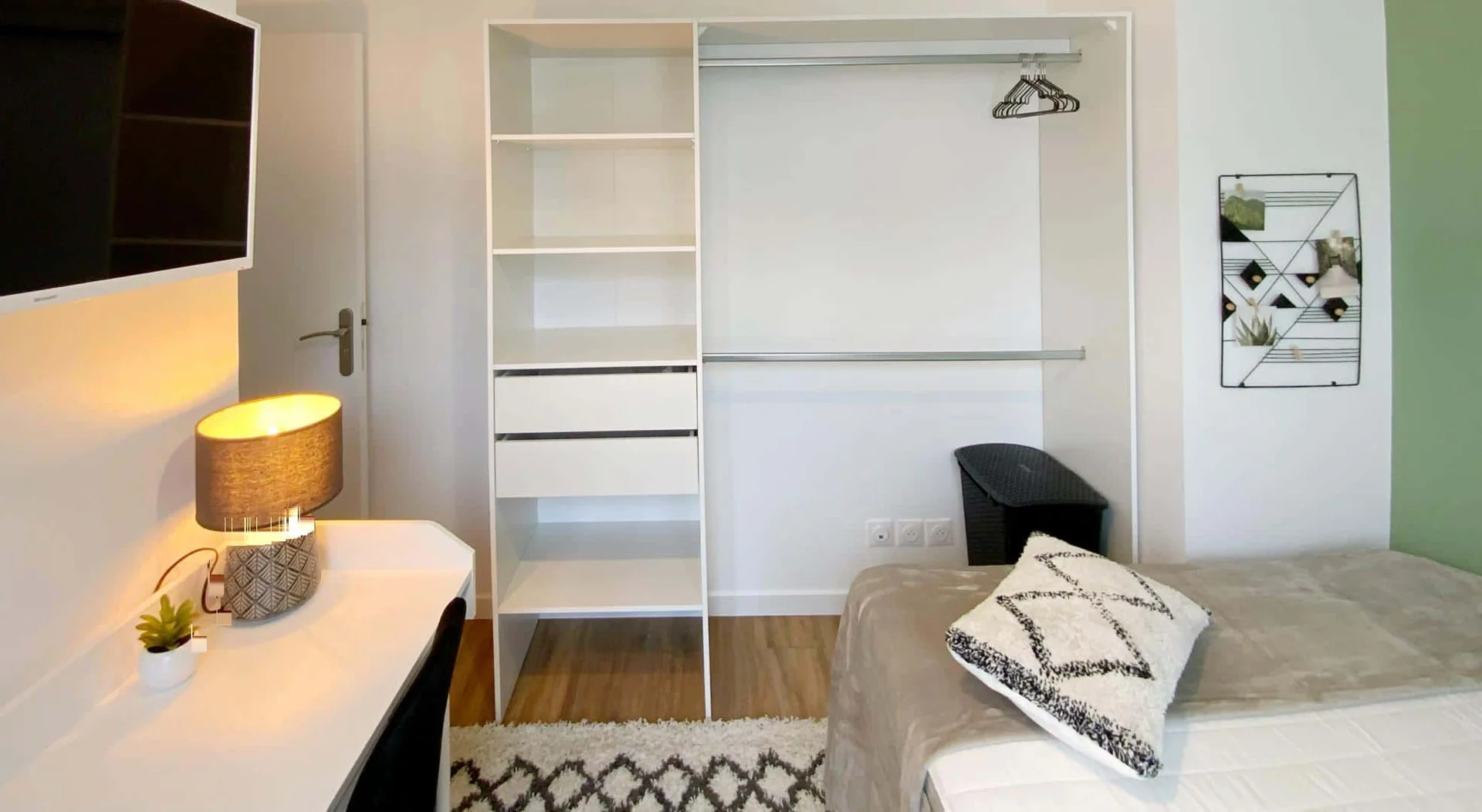 Habitación estudiantil funcional perfecta para estudiar en 