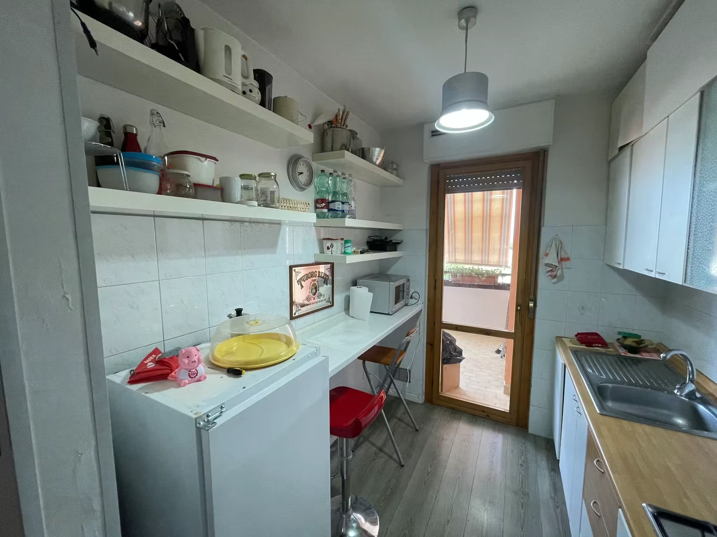 Habitación estudiantil luminosa y aireada con fácil acceso a la universidad en 