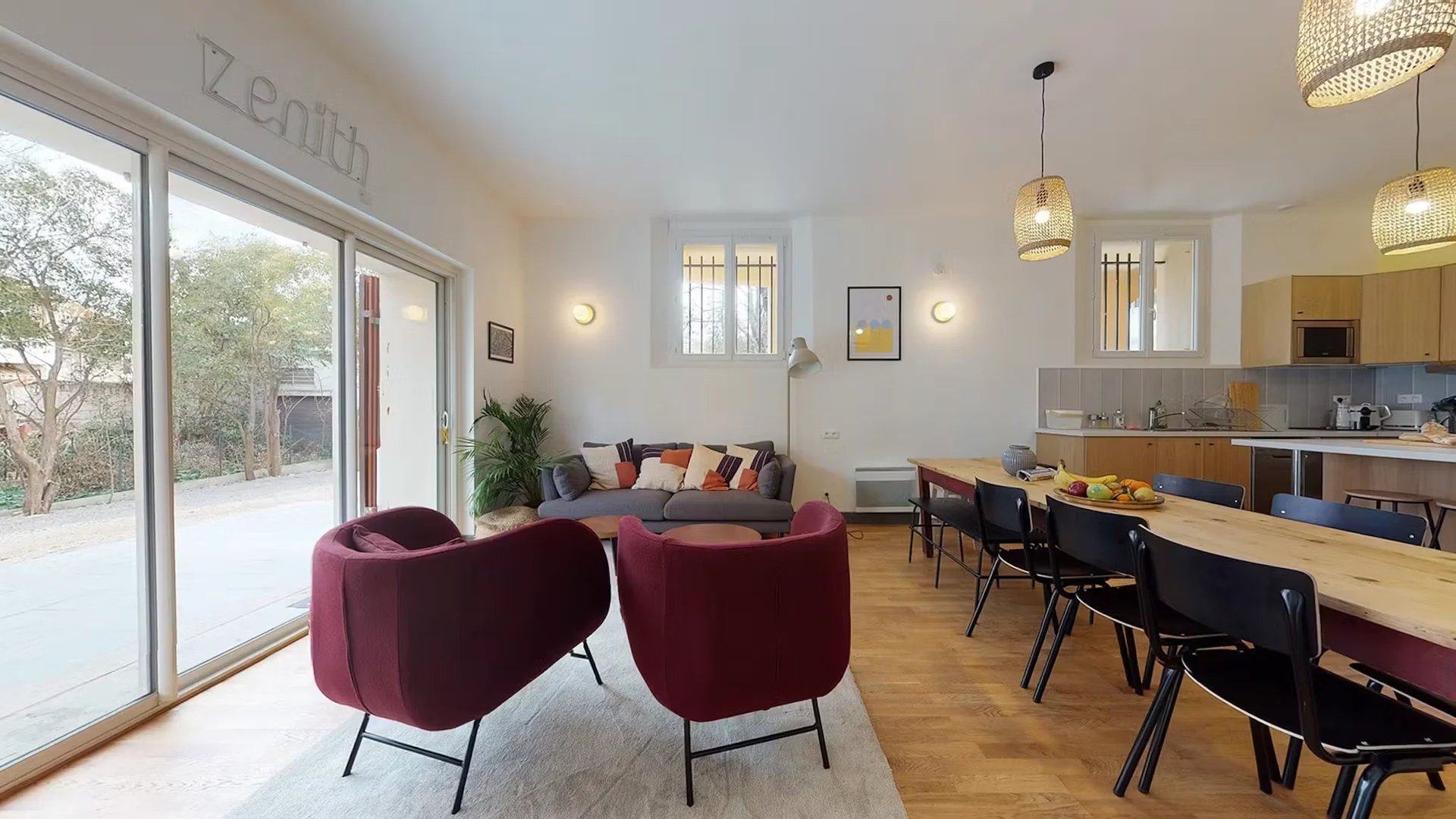 Habitación estudiantil funcional perfecta para estudiar en 