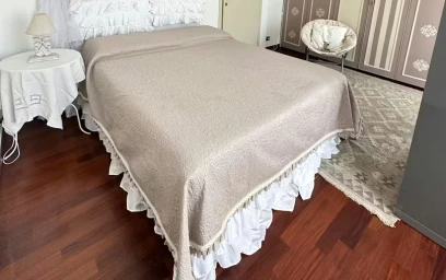 Bright private room in {area}
