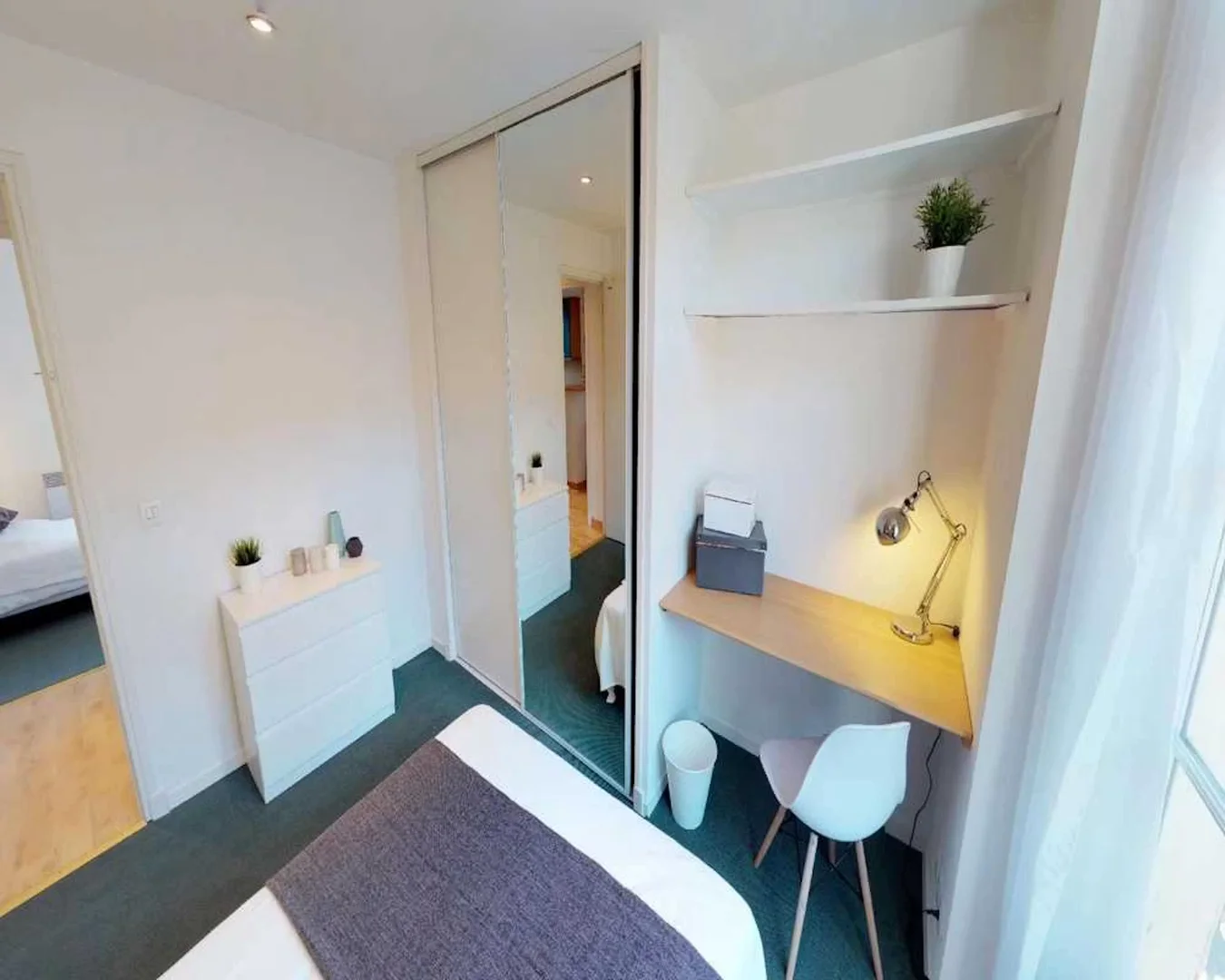 Bright and airy student room with easy university access in 