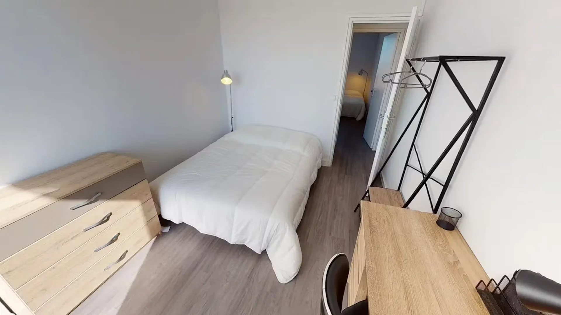 Chambre d'étudiant à  avec espace d'étude et installations communes