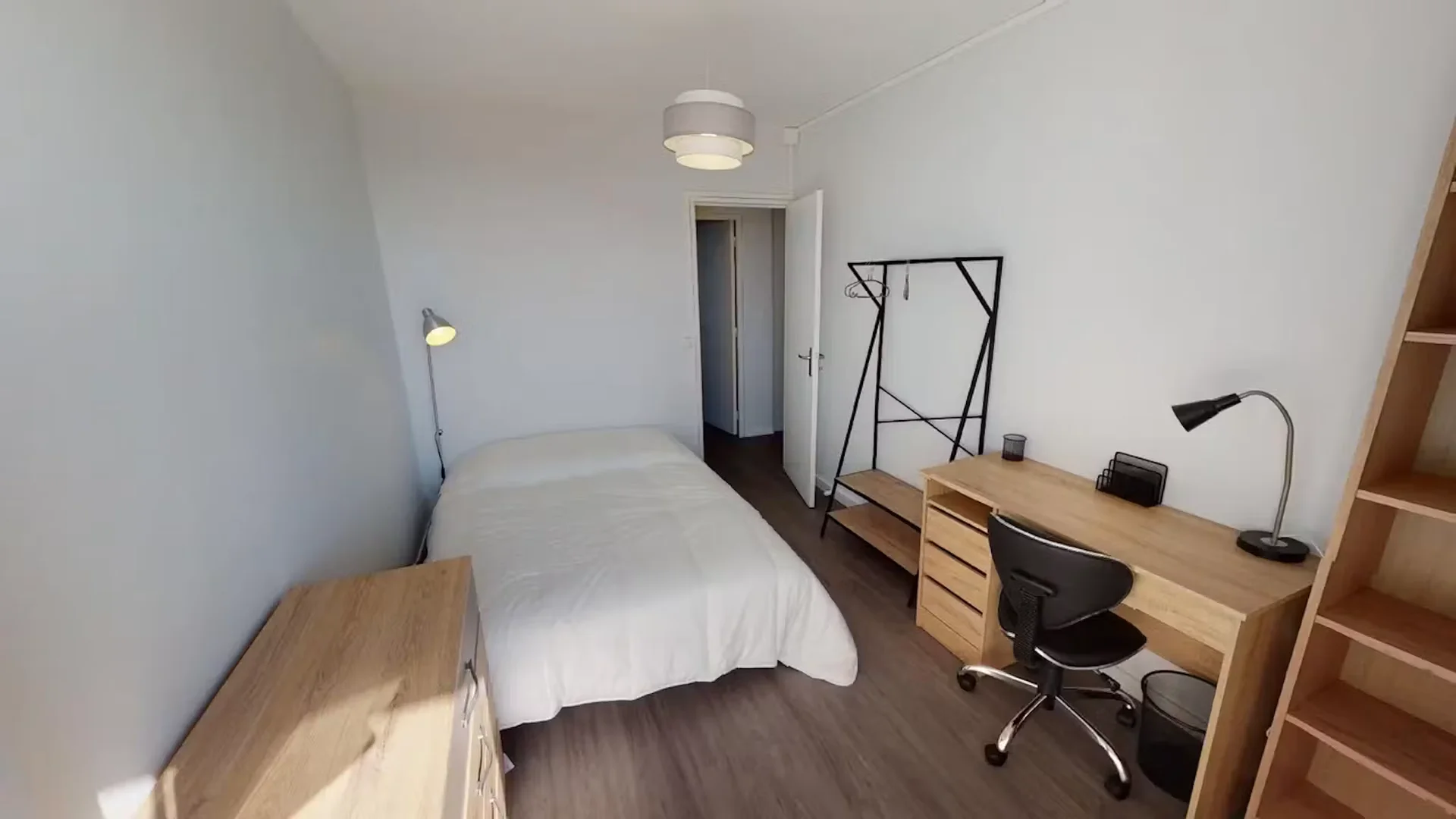 Chambre confortable pour étudiants disponible dans 