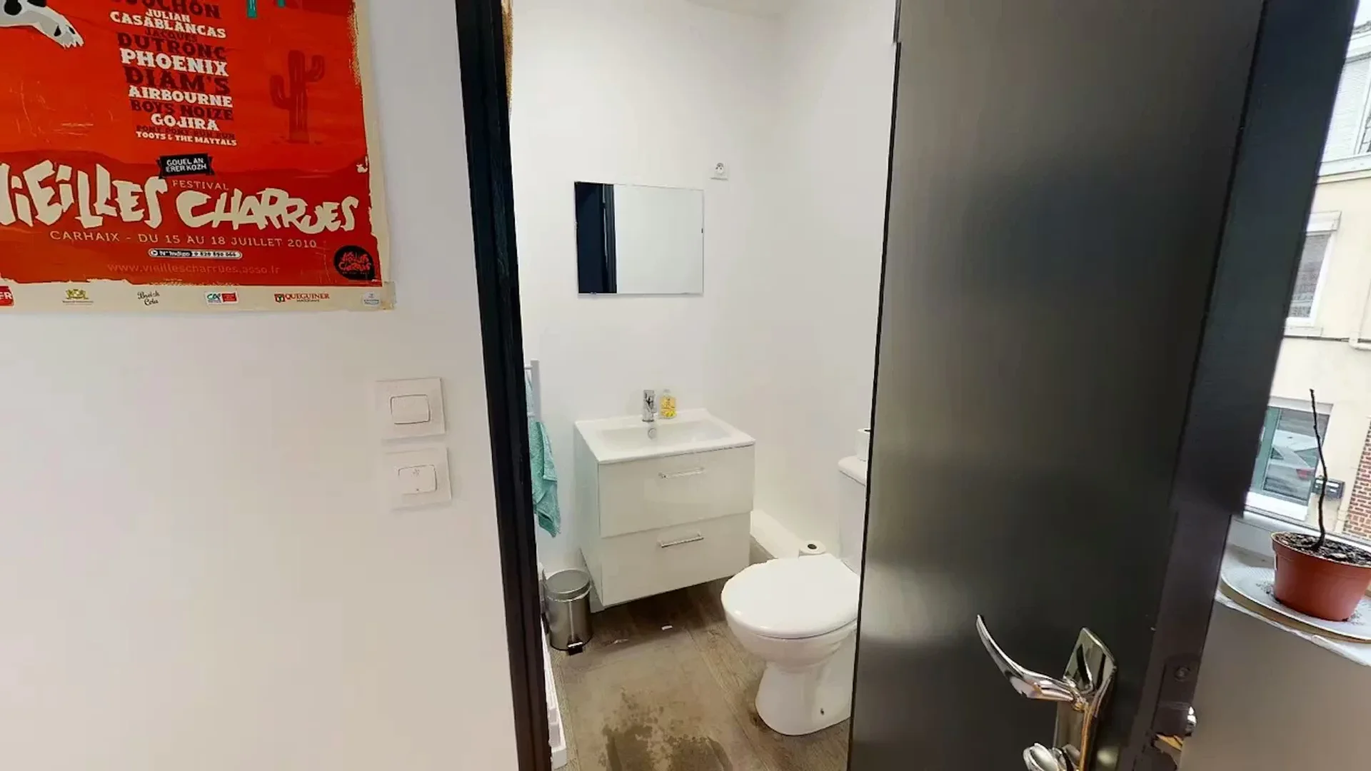 'da üniversiteye kolay erişime sahip aydınlık ve havadar öğrenci odası