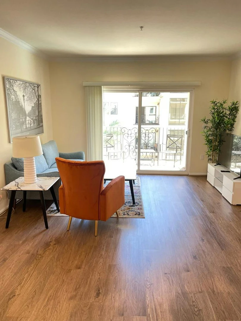 Bright shared room for rent in Los Angeles