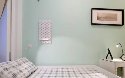 Bright private room in {area}
