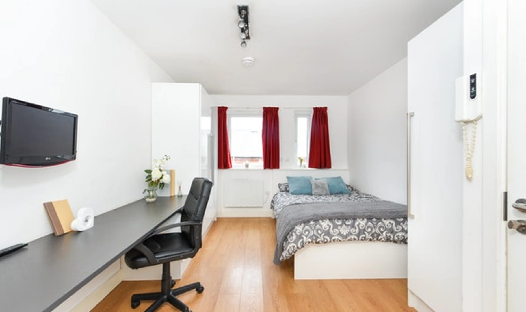 Accommodation with 3 bedrooms in Leicester