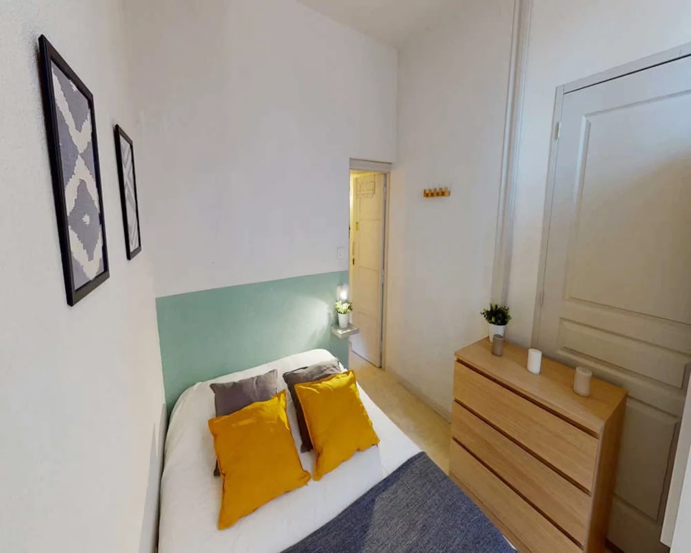 Quarto acessível para estudantes com iluminação ampla em