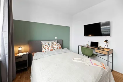 Private room at Tübinger Straße, Sendling-Westpark, image 1 of 10
