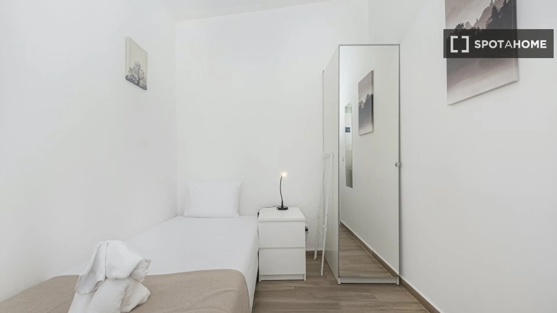 Funktionelles Studentenzimmer perfekt zum Studieren in