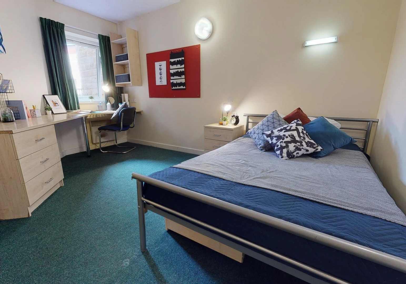Bright private room in Huddersfield