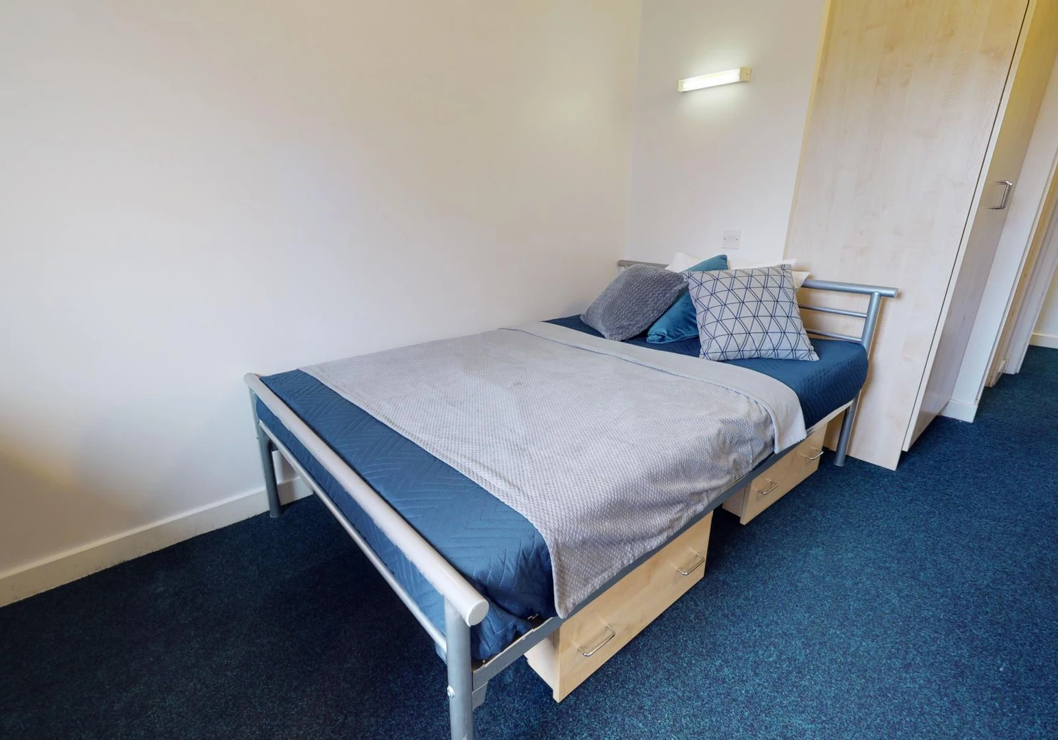 Bright private room in Huddersfield