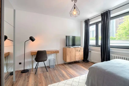 Renting rooms by the month in Koln