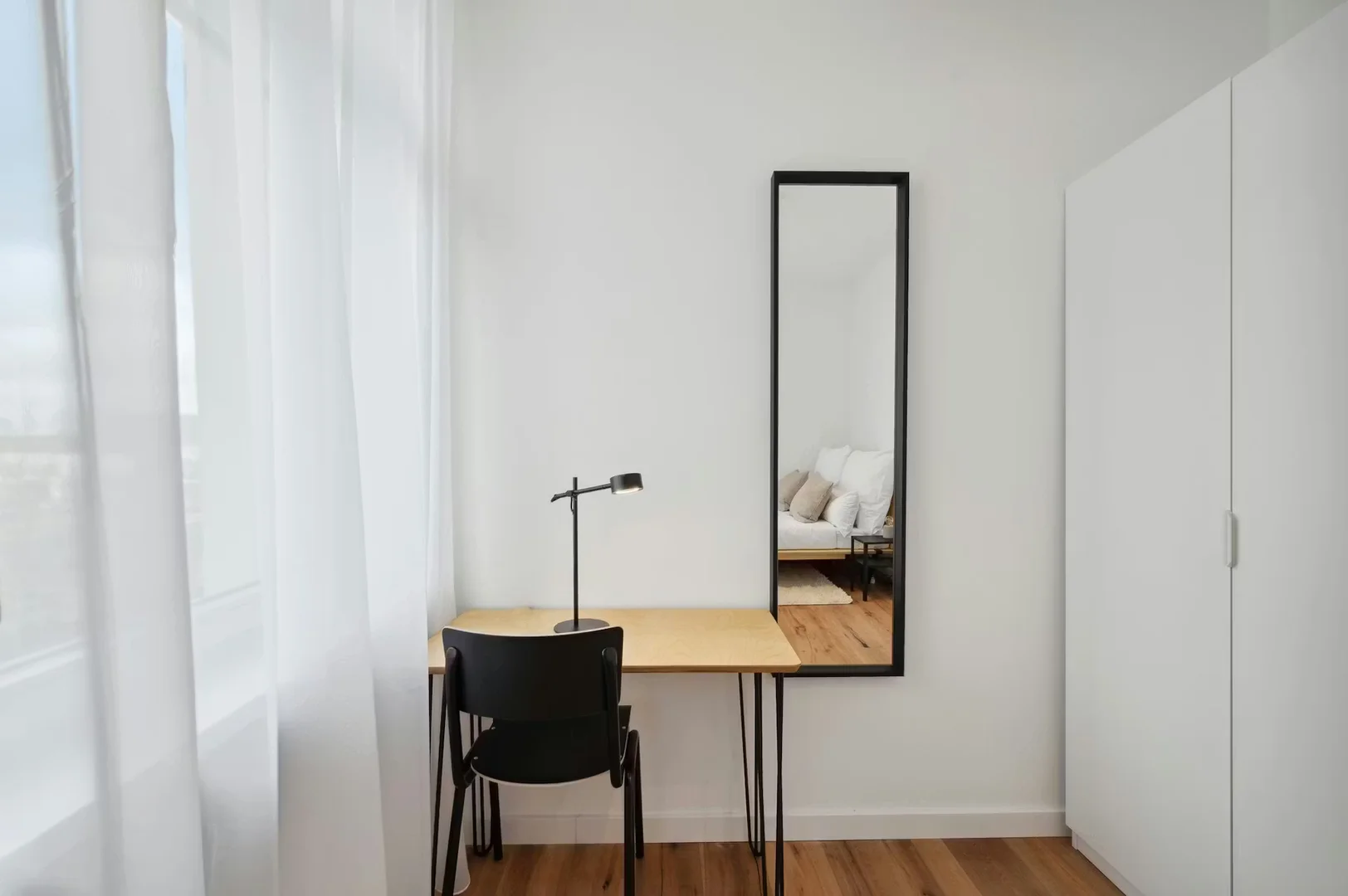 Functional student room perfect for studying in 