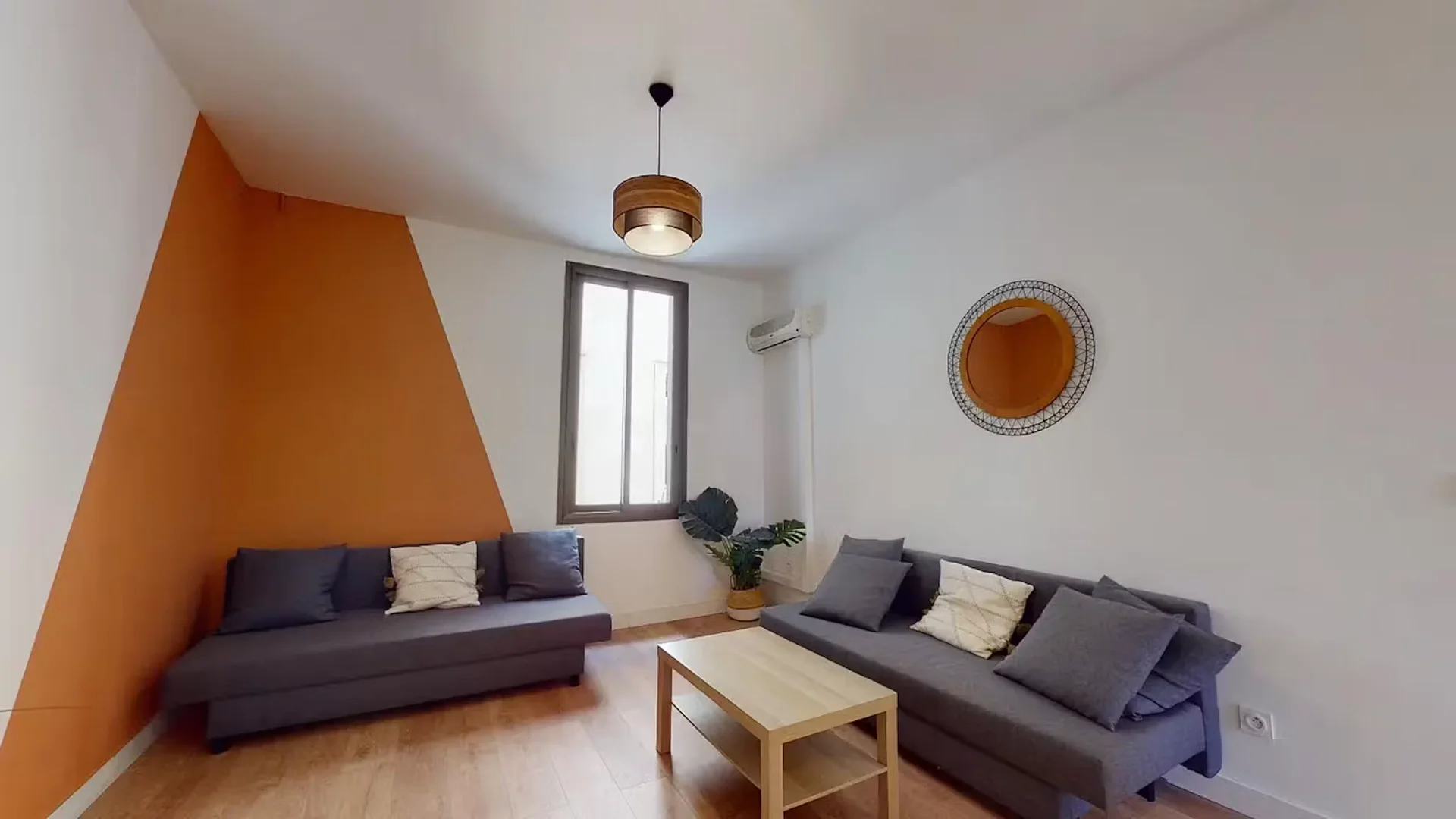Quarto acessível para estudantes com iluminação ampla em 