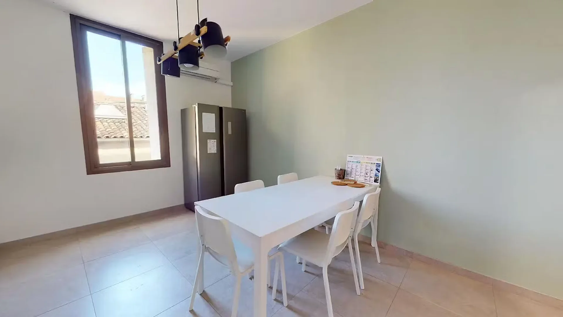 Quarto acessível para estudantes com iluminação ampla em 