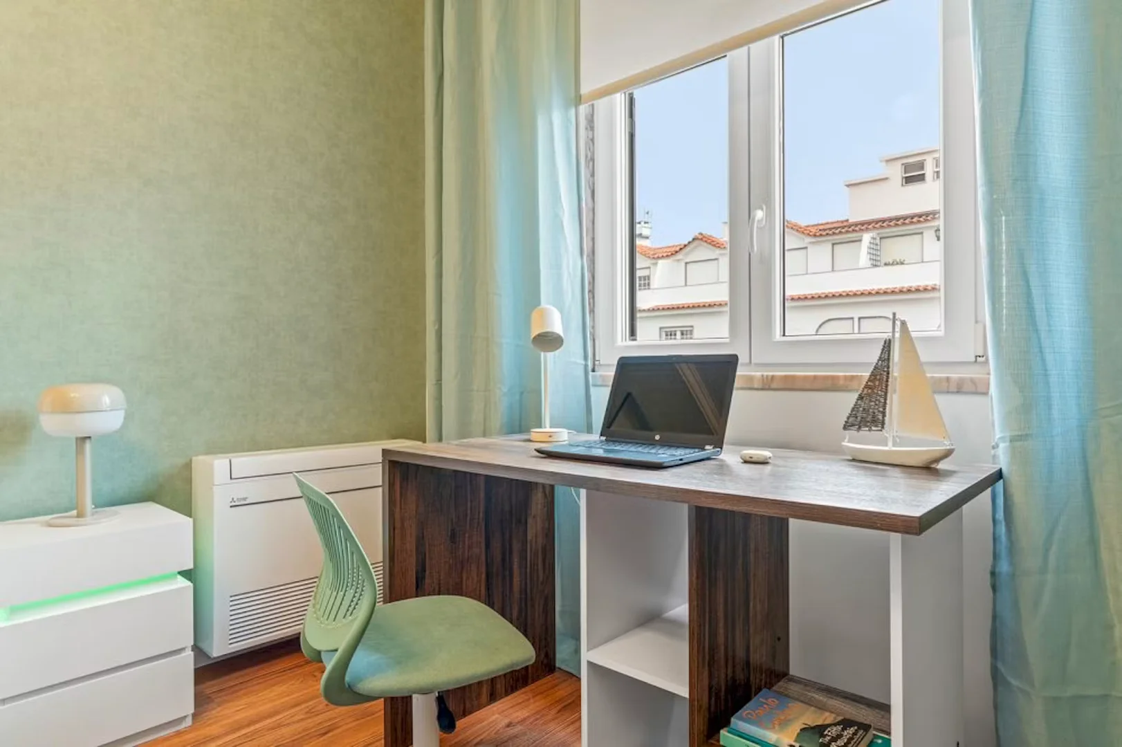 Chambre d'étudiant à avec espace d'étude et installations communes