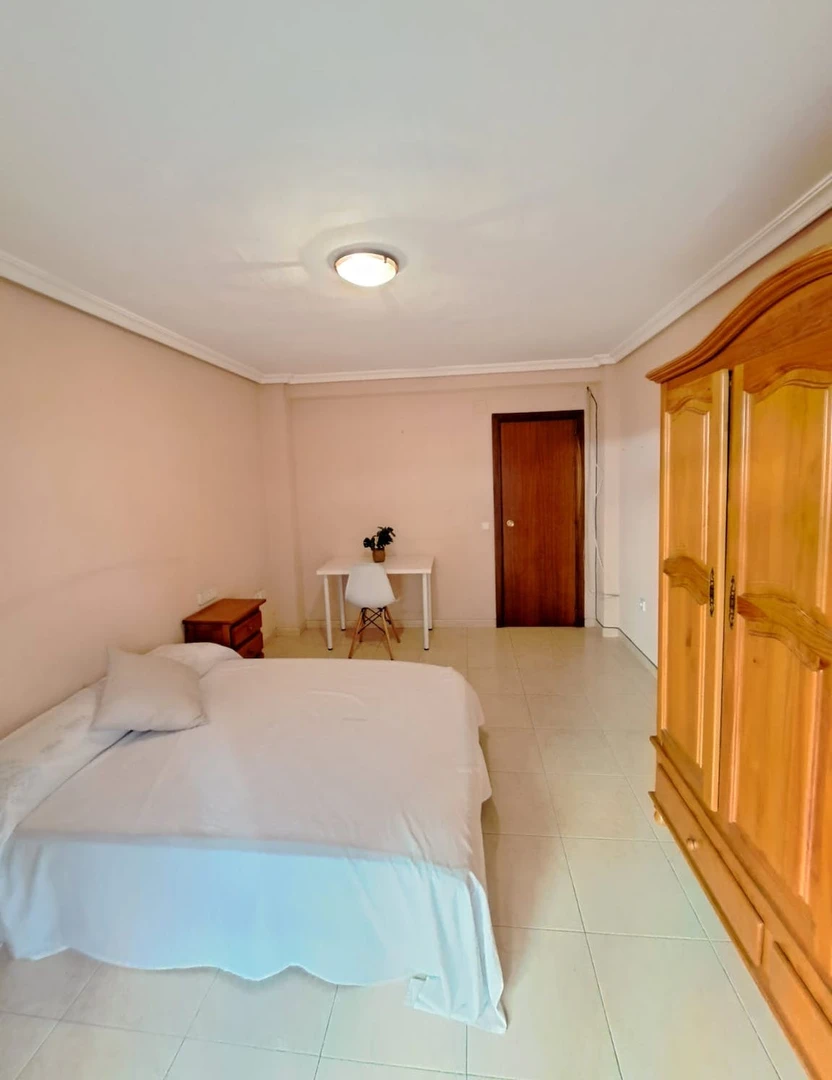 Alicante de çift kişilik yataklı kiralık oda