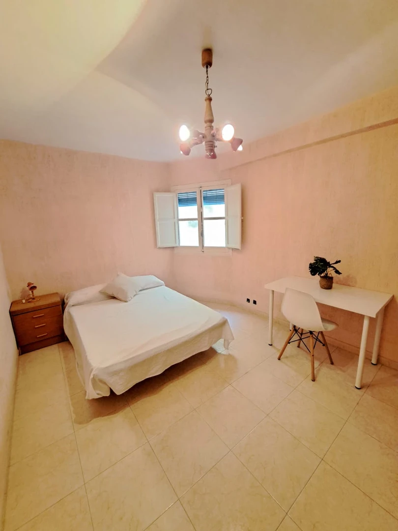 Quarto para alugar com cama de casal em Alicante