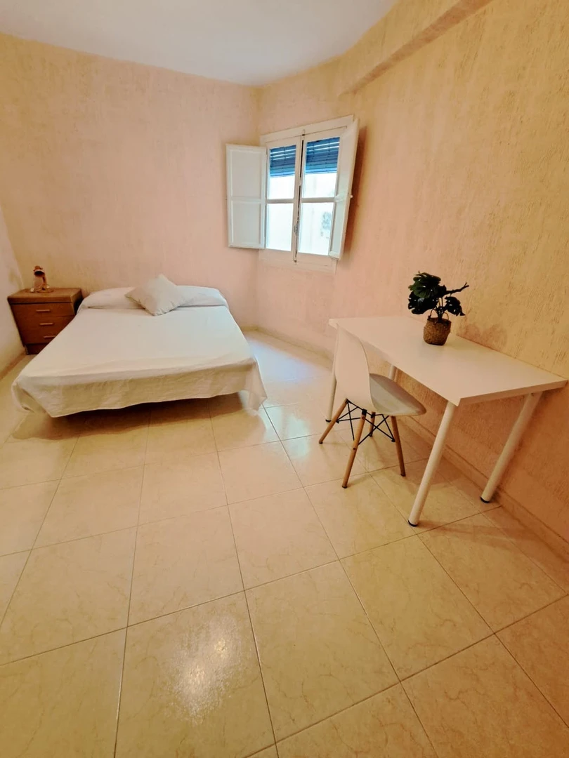 Room for rent in a shared flat in Alicante