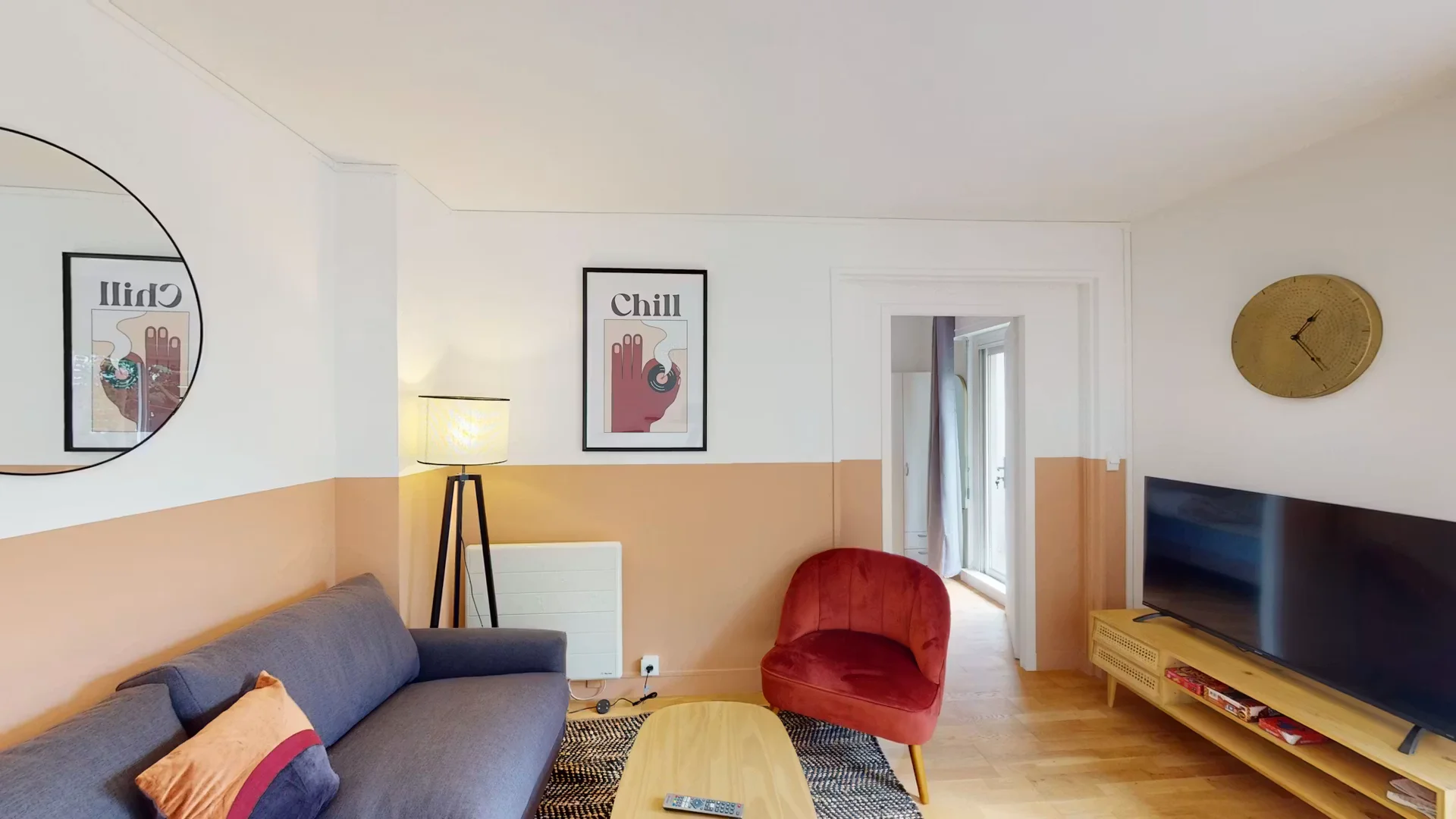 Habitación estudiantil funcional perfecta para estudiar en 