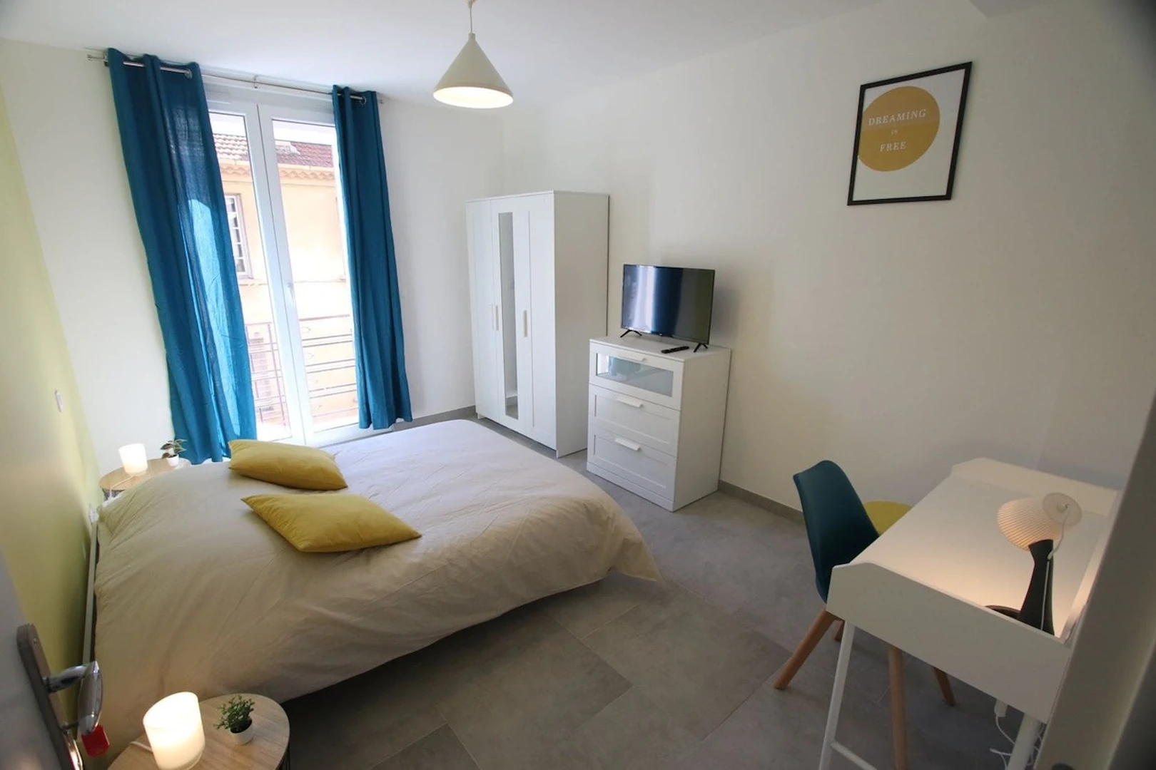 Cheap private room in Toulon