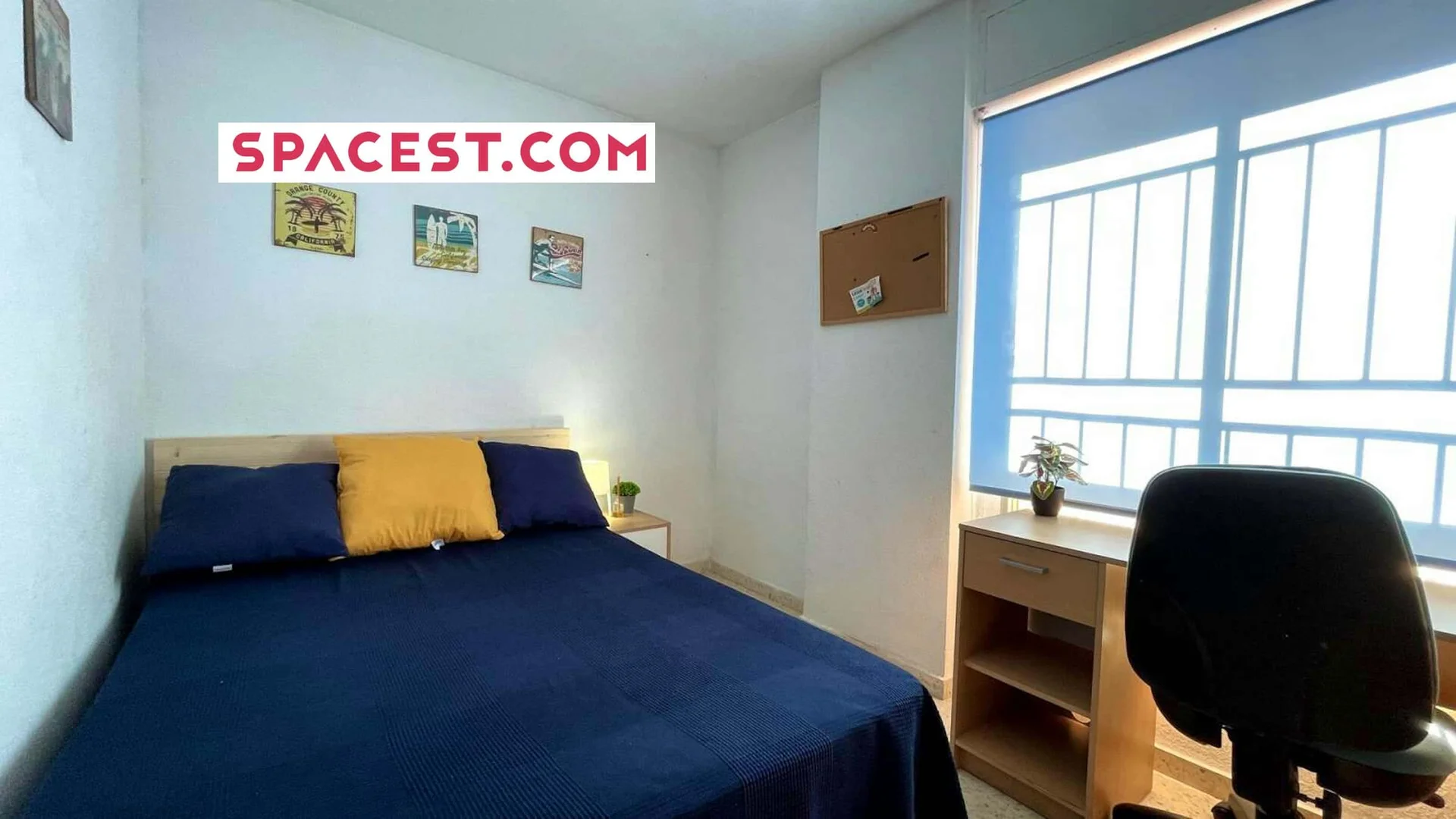 Habitación estudiantil funcional perfecta para estudiar en 