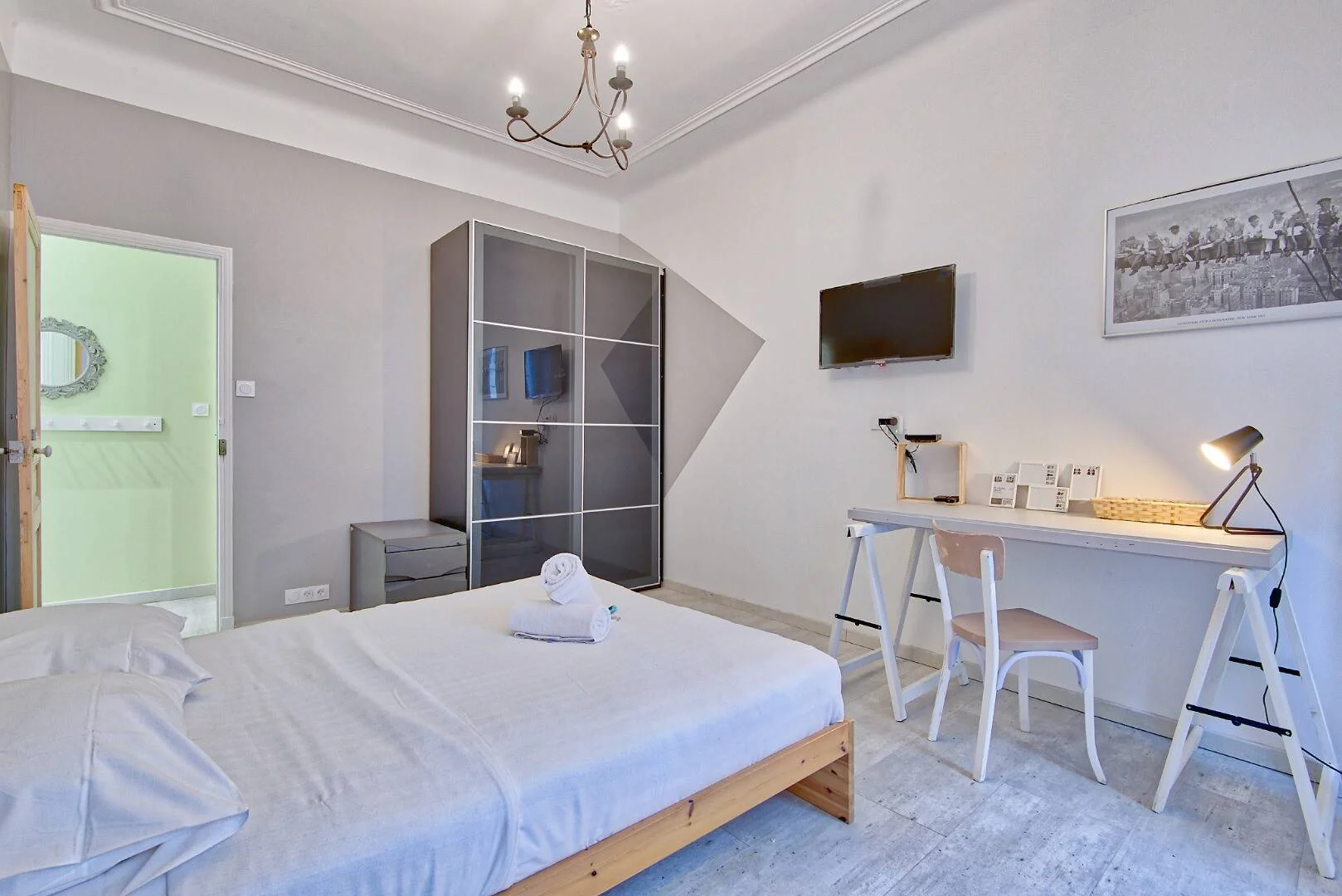 Quarto de estudante em  com área de estudo e instalações partilhadas
