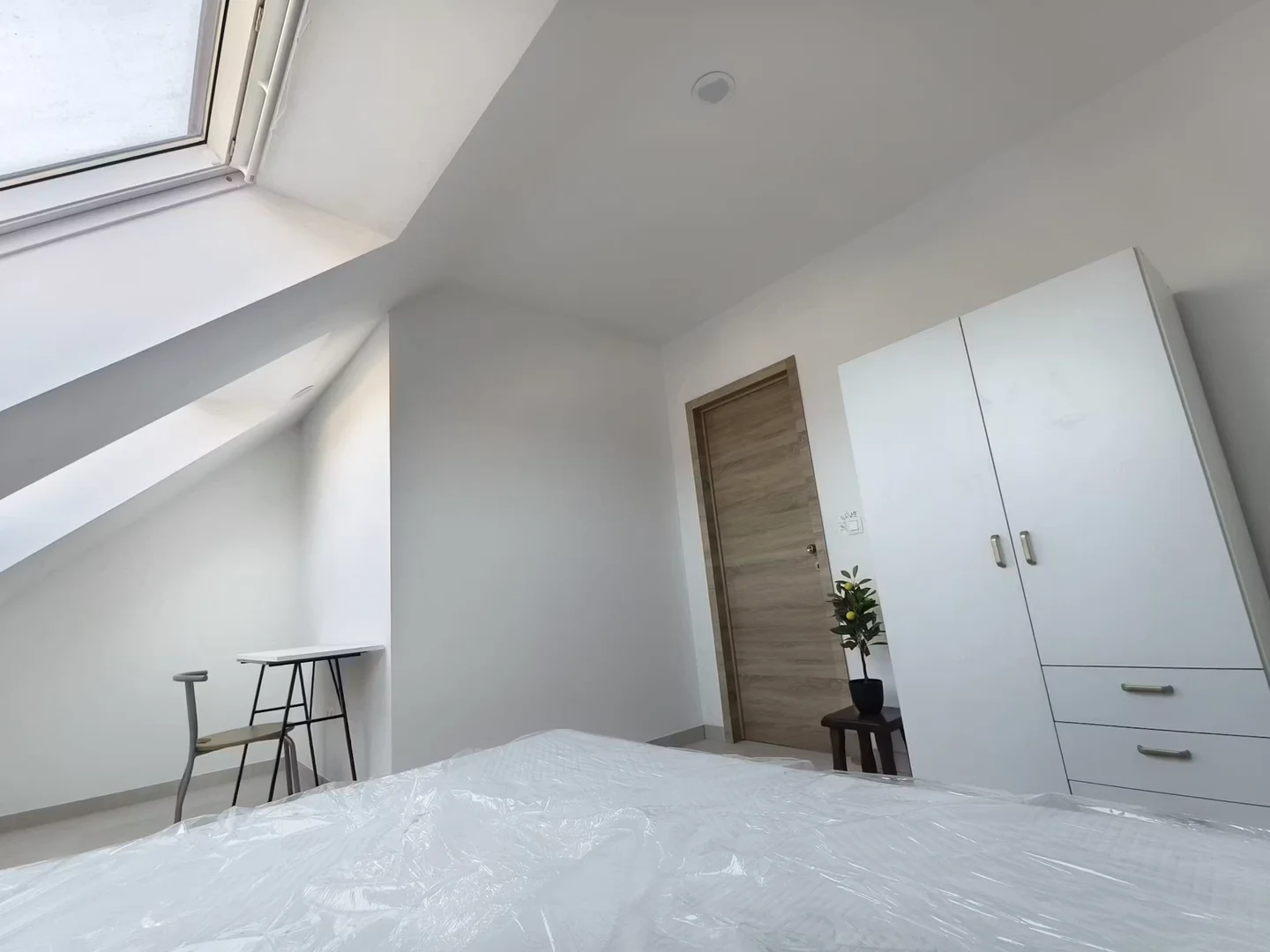 Quarto de estudante em com área de estudo e instalações partilhadas