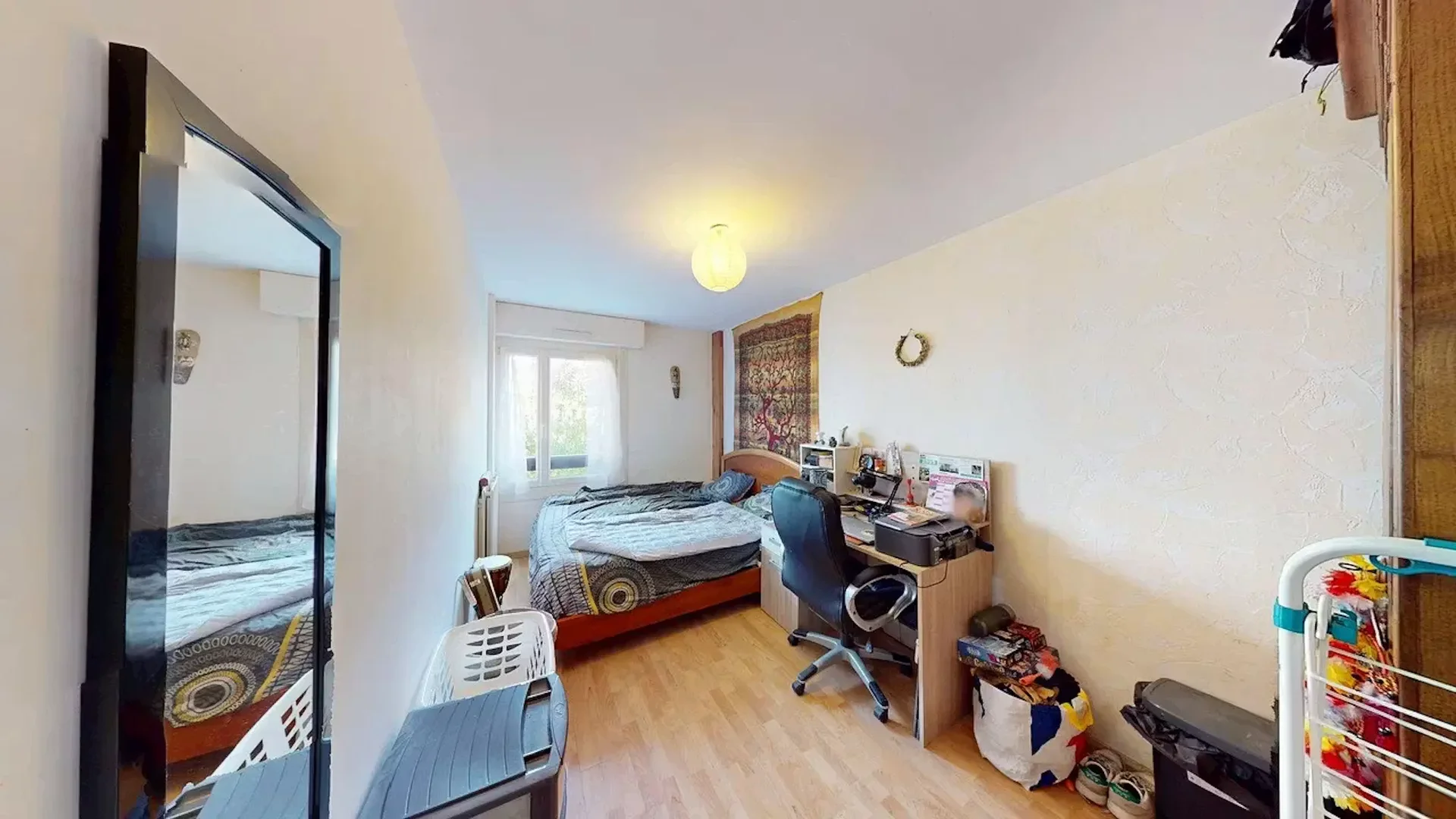 Quarto de estudante luminoso e arejado com acesso fácil à universidade em 