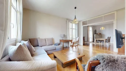 {area} de aylık kiralık oda