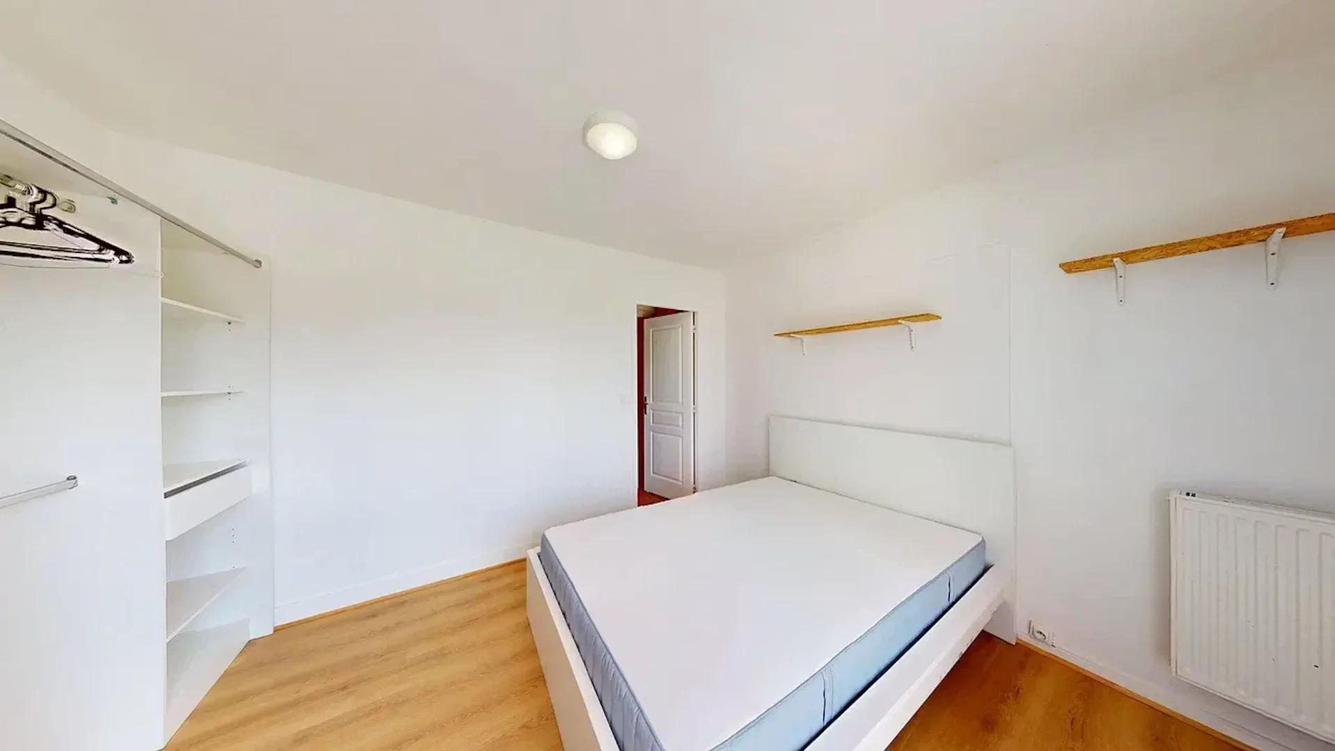Quarto de estudante em  com área de estudo e instalações partilhadas