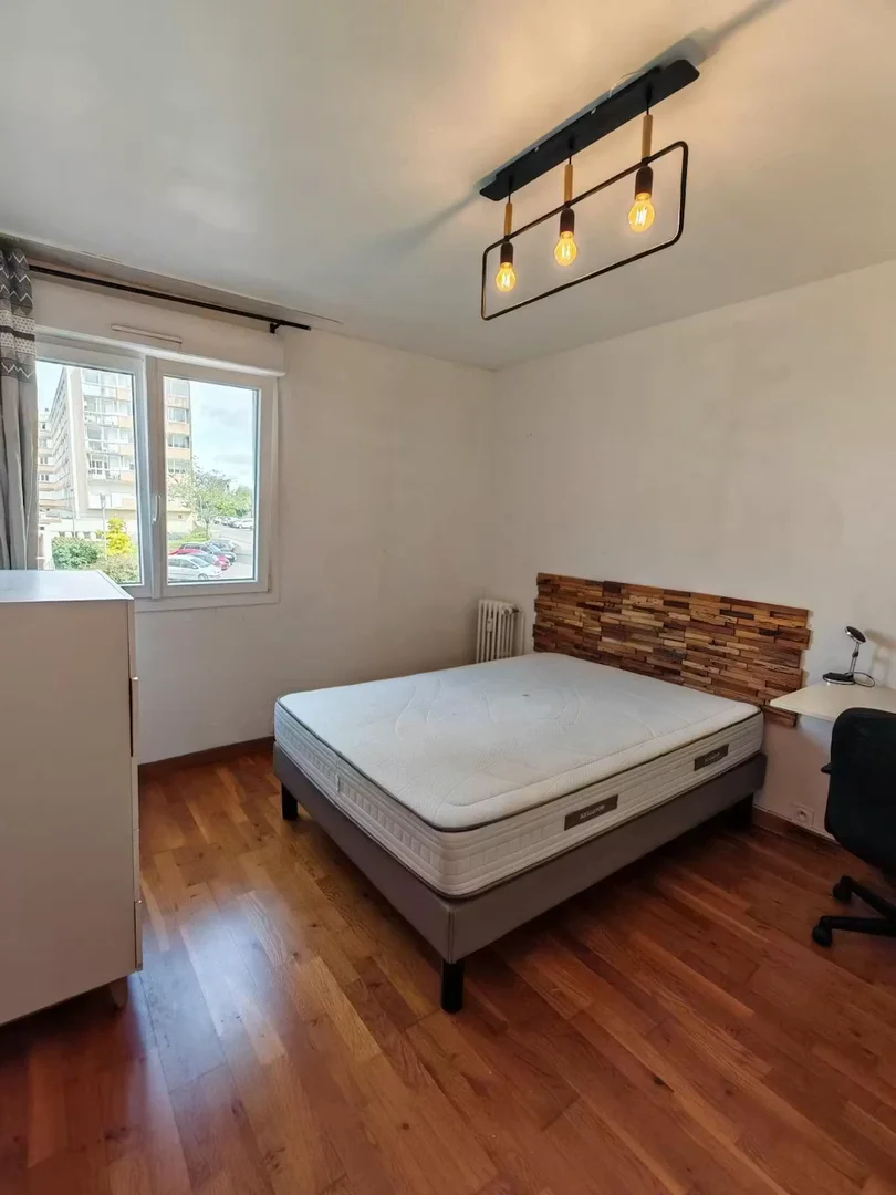 Habitación estudiantil económica cerca del campus en 
