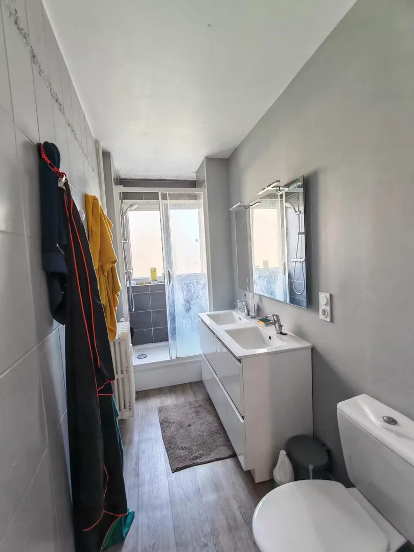 Habitación estudiantil luminosa y aireada con fácil acceso a la universidad en 