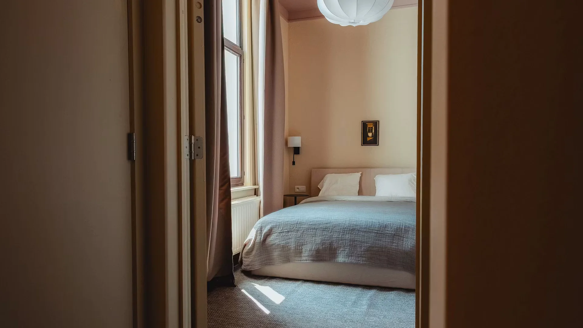 Stanza economica per studenti con ampia illuminazione in 