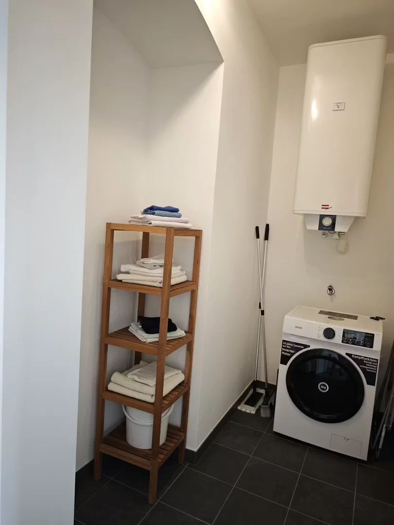 Chambre d'étudiant lumineuse et aérée avec accès facile à l'université dans